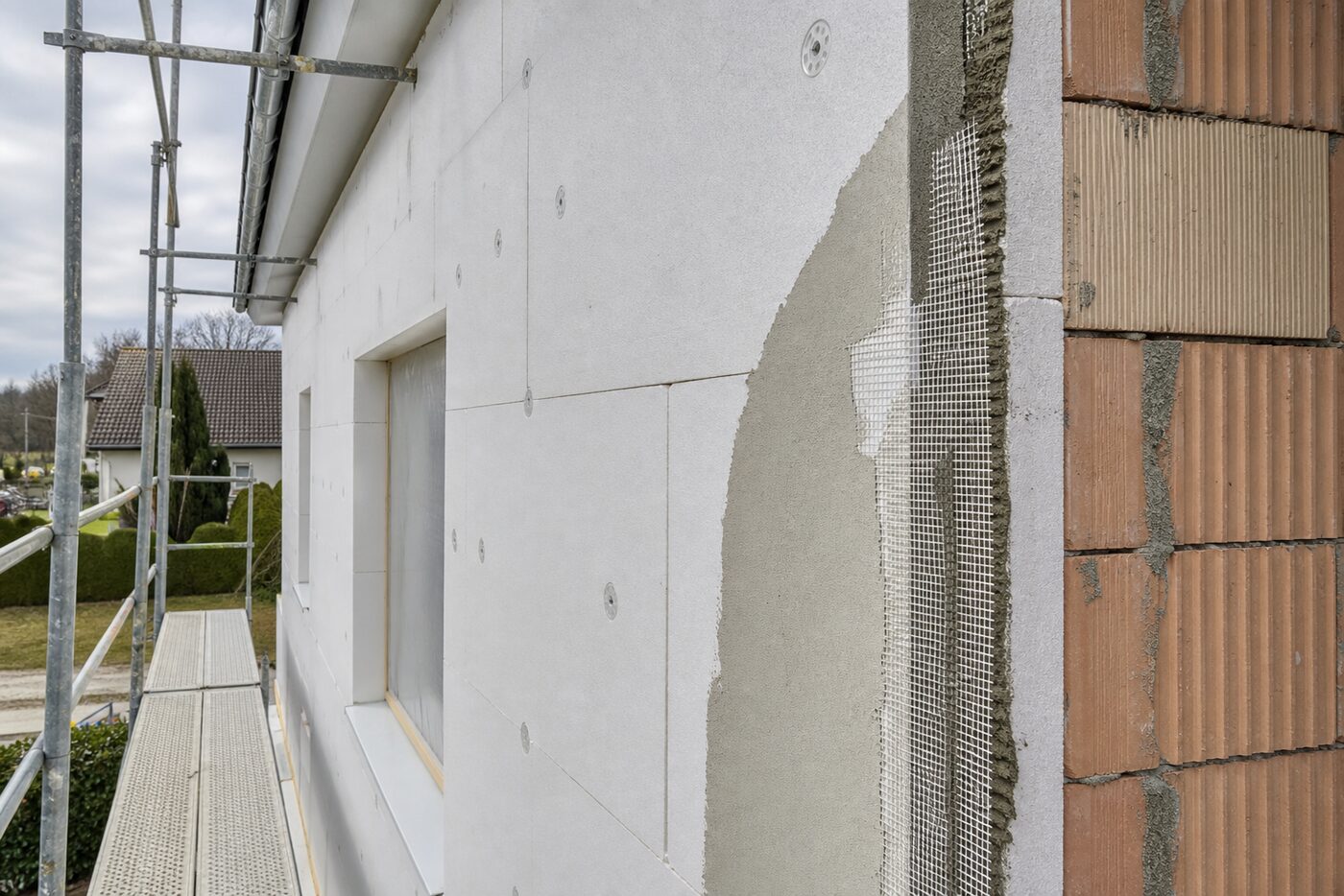 Pavillon en cours d'isolation thermique par l'extérieur sous enduit taloché.